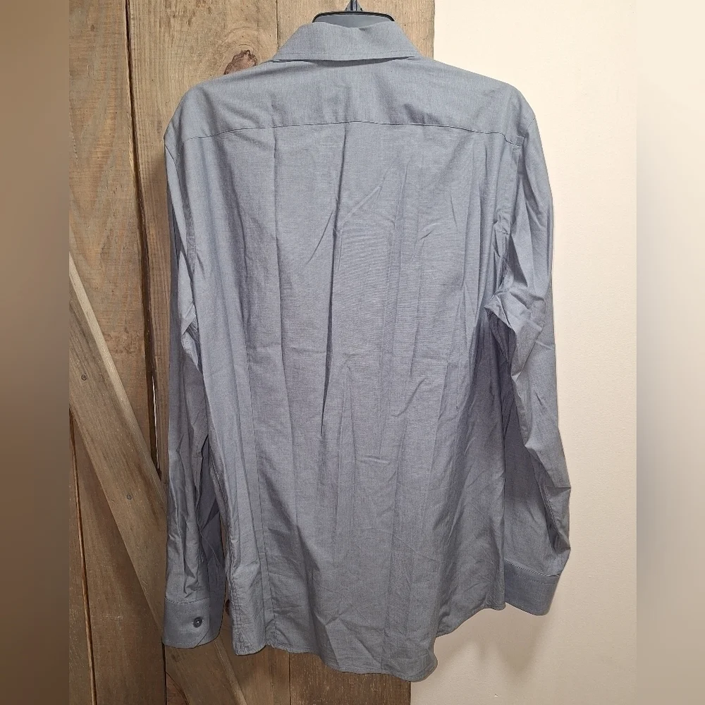 A Banana Republic men's long sleeve button-down shirt in a size large. EUC